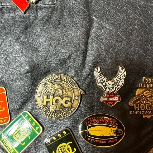 Vintage Ladies Harley Davidson Motorcycle HOG Owners Club Leather Vest 50+ Pins - Picture 13 of 14
